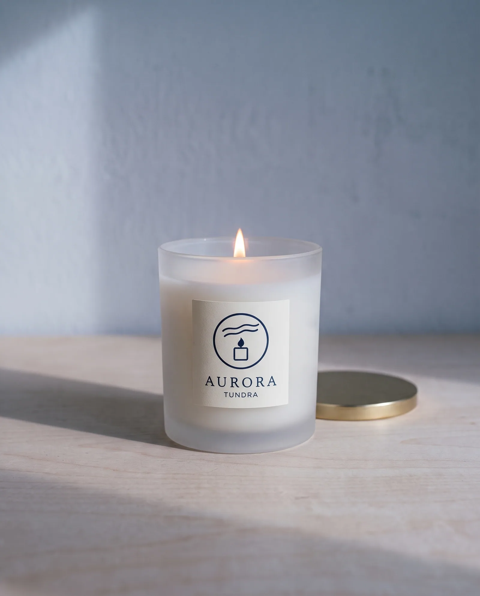 Tundra Candle 8 oz — White tea, cedar, frost · clear-white glass